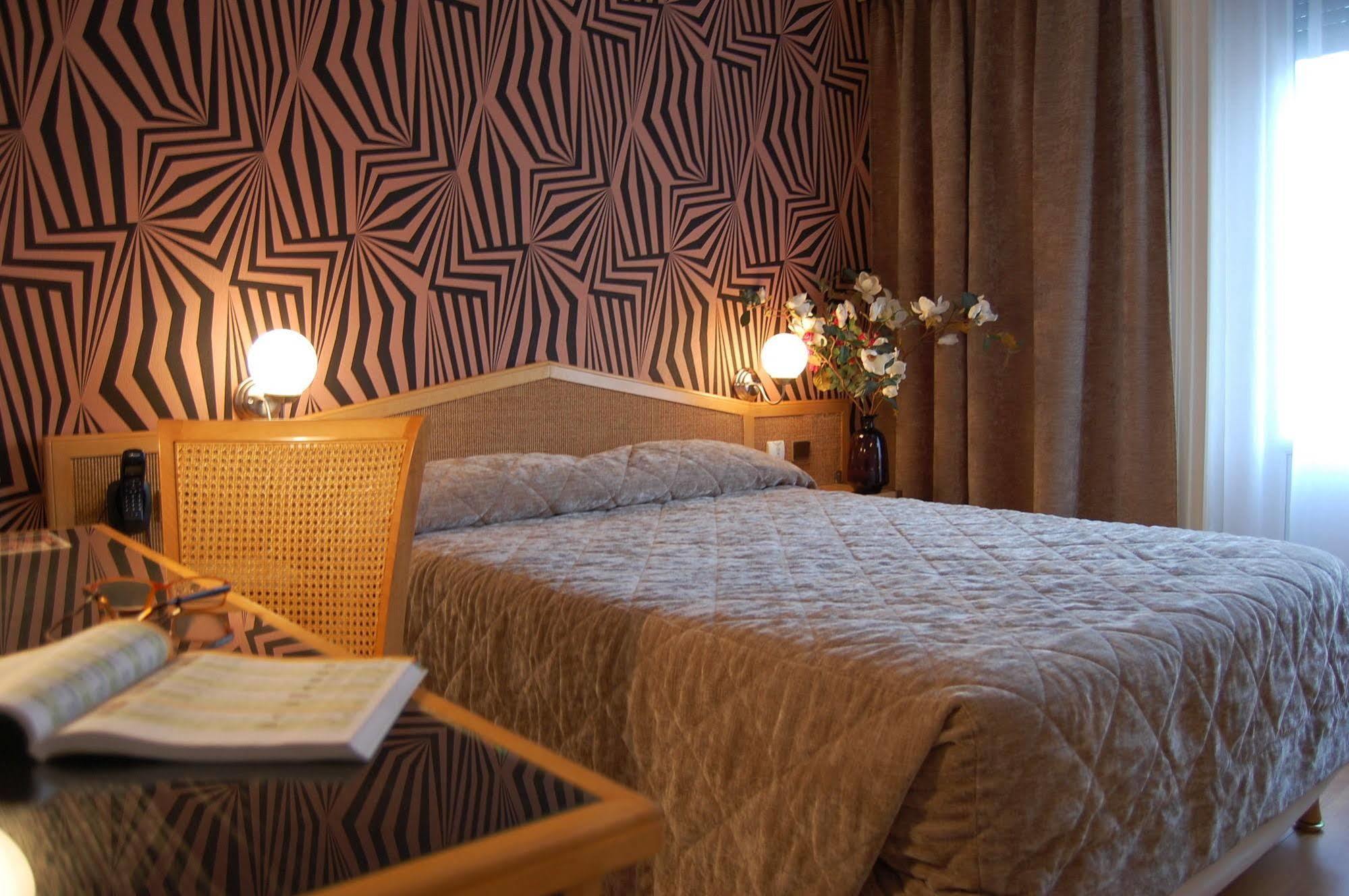 Logis Hotel Du Midi - Saint Etienne Sud Eksteriør billede